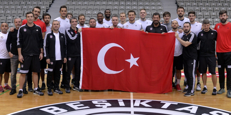 Basketbolcu ''Efendiler'' Cumhuriyet'i kutladı