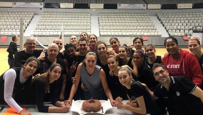 Beşiktaşlı basketbolcuya doğum günü sürprizi