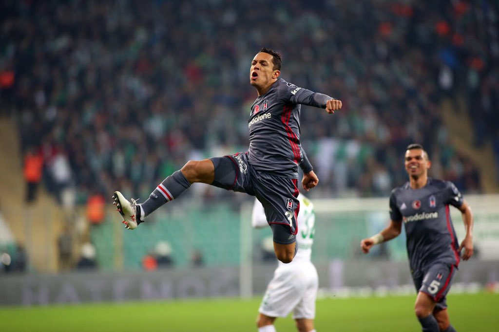 Barcelona'dan Adriano paylaşımı!