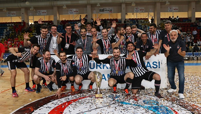 Beşiktaş Mogaz düzenlenen törenle Türkiye Kupası’nı aldı