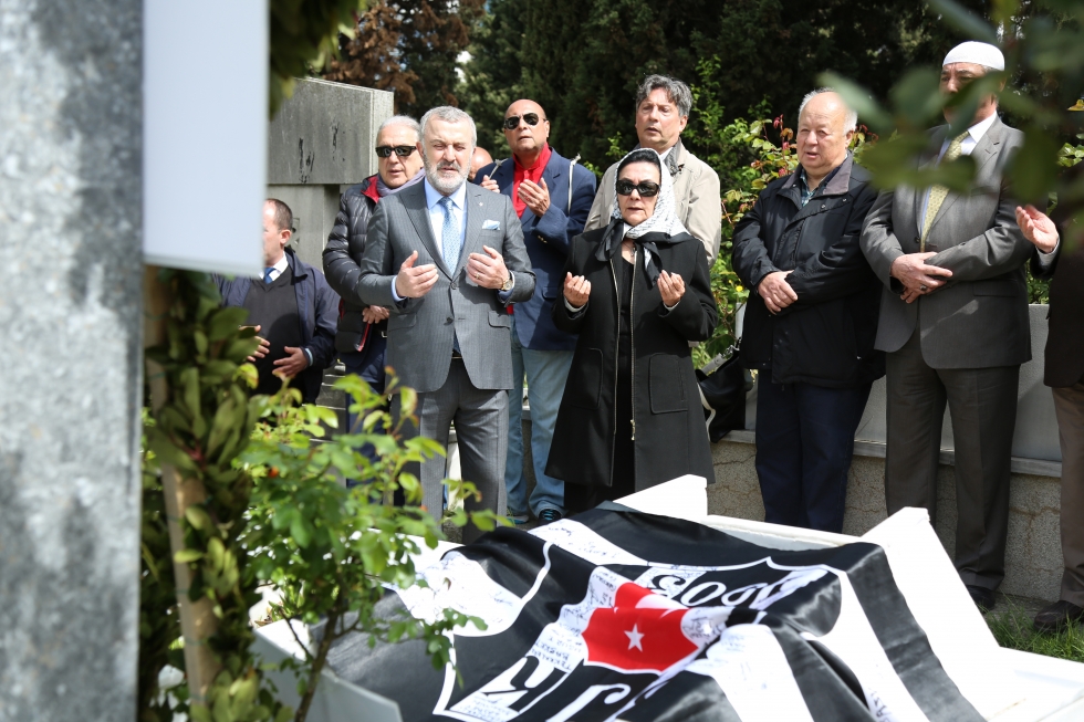 Baba Hakkı Yeten kabri başında anıldı