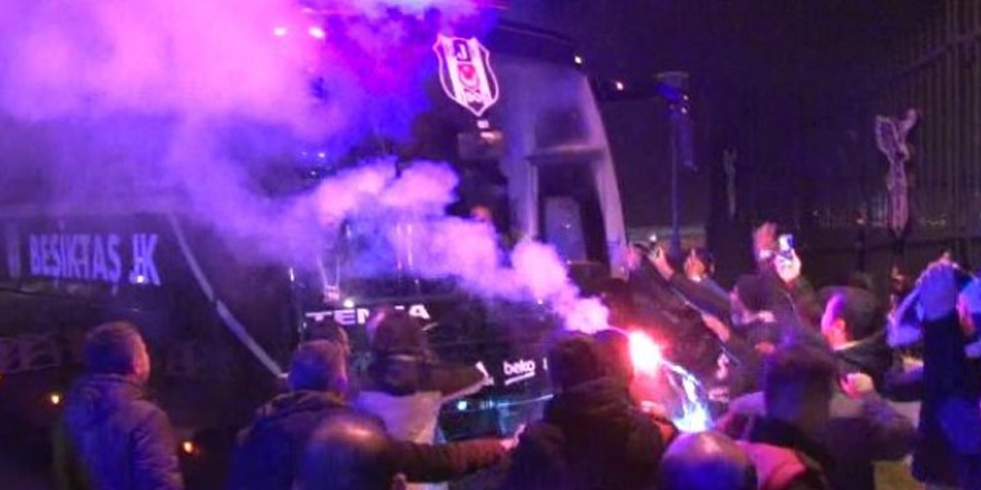 Beşiktaş'a Ümraniye'de meşaleli karşılama