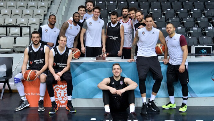 Beşiktaş'ta Bekir Karlı'ya doğum günü kutlaması
