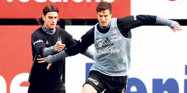 Derbide kendini gösteren Mitrovic formayı kapıyor