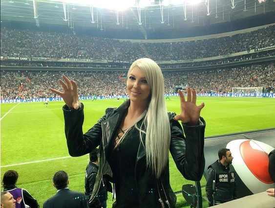 Tosic'in eşinden yeni tasarım van Persie tişörtü