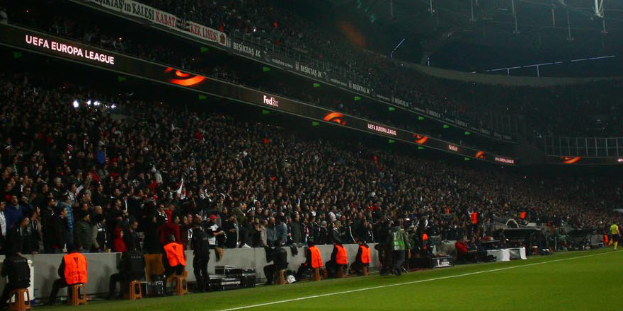 Beşiktaşlılar, yaklaşık 70 Yunanlı taraftarın etrafında sirtaki yaptı