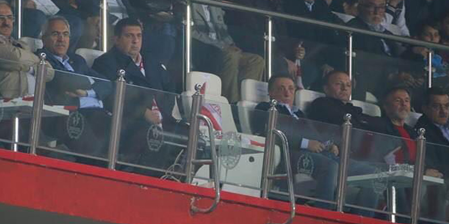 Beşiktaş yönetimi, Öztürk'ün yanına oturmadı