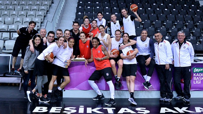 Beşiktaşlı basketbolcuya doğum günü kutlaması