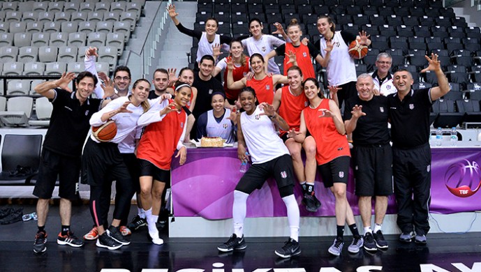 Kiah Stokes'un doğum günü kutlandı