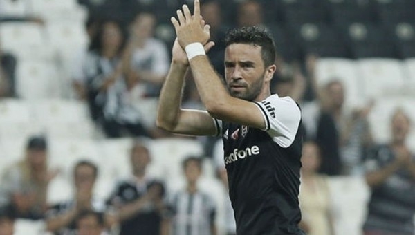 Gökhan Gönül'den örnek hareket