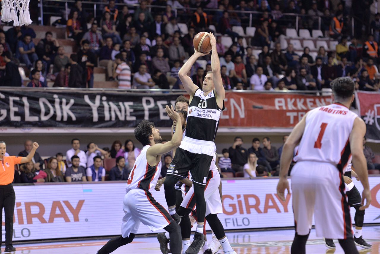 Beşiktaş ilk 2 için bastırıyor