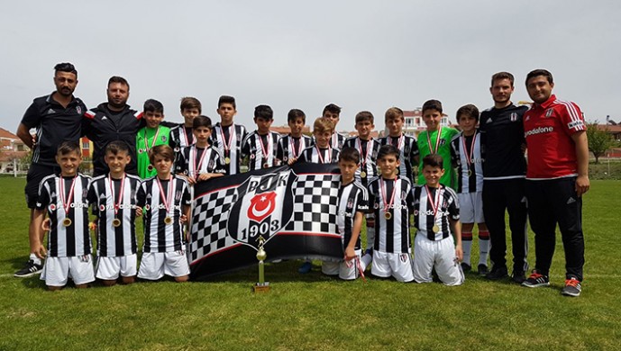 Beşiktaş U-12 takımı şampiyon oldu