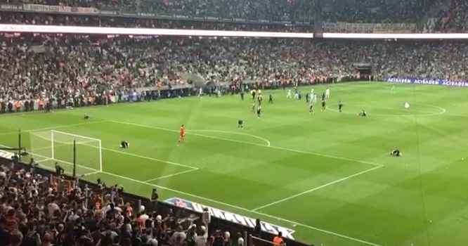 Beşiktaşlı oyuncular kendini yere bıraktı (VİDEO)