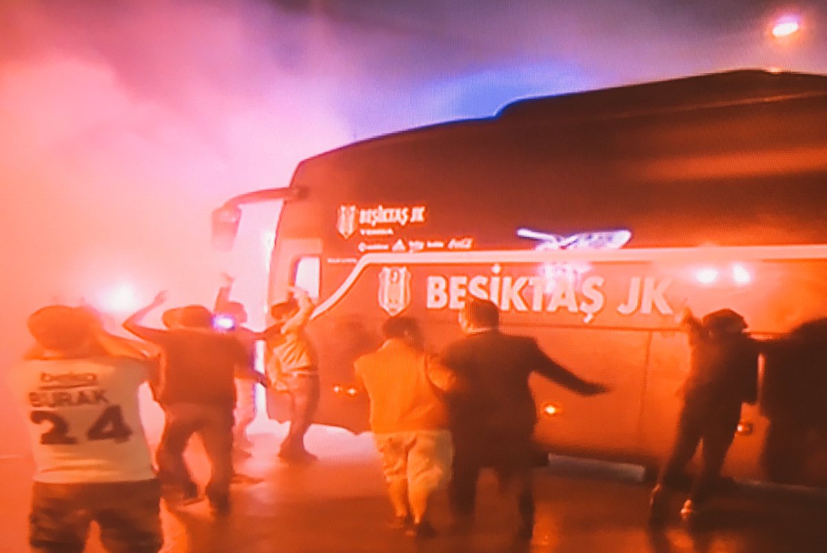 Taraftar takımı bağrına bastı
