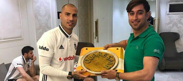 Beşiktaşlı futbolculara künefe ikram edildi