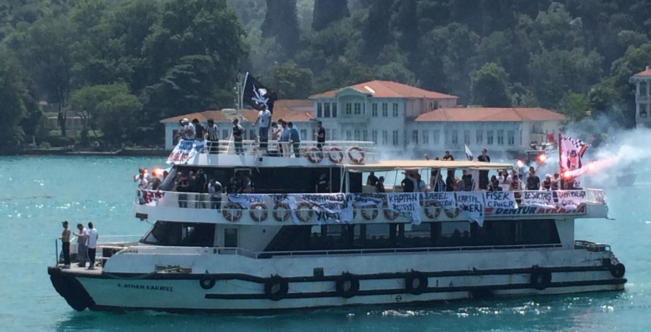 Beşiktaş taraftarı Boğaz'ı esir aldı! (Video)